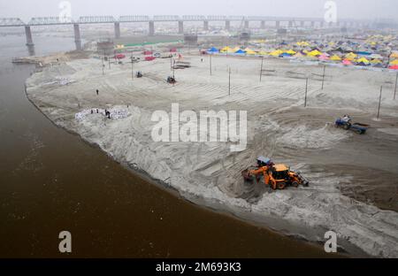 Prayagraj, India. 03/01/2023, l'amministrazione indiana prepara le rive del fiume Gange per il bagno santo dei devoti nel prossimo festival indù Mela Magh sulla riva del fiume Gange durante la preparazione per il Magh Mela a Prayagraj, India. Credit: Anil Shakya/Alamy Live News Foto Stock