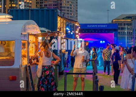 Sydney, Australia, 03 gennaio 2023: L'ELEVATE Sydney ha aperto stasera e vedrà un intrattenimento di quattro giorni (dal 3 al 7 gennaio) e una celebrazione culturale sulla Cahill Expressway con una serie di musicisti e artisti di Sydney, tutti con vista sul porto di Sydney. Normalmente piena di 4 corsie di traffico, la superstrada è chiusa per la durata e fornisce una piattaforma perfetta per vedere lo splendido Porto di Sydney. Il programma si terrà durante il giorno con divertimento e intrattenimento per tutta la famiglia, seguito da concerti fino alla notte. Credit: Stephen Dwyer / Alamy Live News Foto Stock