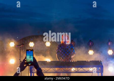 Sydney, Australia, 03 gennaio 2023: L'ELEVATE Sydney ha aperto stasera e vedrà un intrattenimento di quattro giorni (dal 3 al 7 gennaio) e una celebrazione culturale sulla Cahill Expressway con una serie di musicisti e artisti di Sydney, tutti con vista sul porto di Sydney. Normalmente piena di 4 corsie di traffico, la superstrada è chiusa per la durata e fornisce una piattaforma perfetta per vedere lo splendido Porto di Sydney. Il programma si terrà durante il giorno con divertimento e intrattenimento per tutta la famiglia, seguito da concerti fino alla notte. Credit: Stephen Dwyer / Alamy Live News Foto Stock