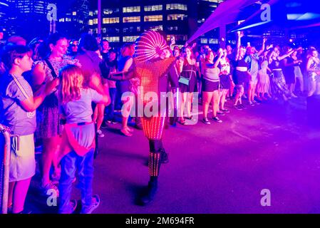 Sydney, Australia, 03 gennaio 2023: L'ELEVATE Sydney ha aperto stasera e vedrà un intrattenimento di quattro giorni (dal 3 al 7 gennaio) e una celebrazione culturale sulla Cahill Expressway con una serie di musicisti e artisti di Sydney, tutti con vista sul porto di Sydney. Normalmente piena di 4 corsie di traffico, la superstrada è chiusa per la durata e fornisce una piattaforma perfetta per vedere lo splendido Porto di Sydney. Il programma si terrà durante il giorno con divertimento e intrattenimento per tutta la famiglia, seguito da concerti fino alla notte. Credit: Stephen Dwyer / Alamy Live News Foto Stock