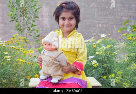 Punjab, Pakistan- 5 gennaio 2023: Bel ritratto di una bambina carina con sfondo sfocato e fuoco selettivo. Primo piano immagine di una ragazza. Foto Stock