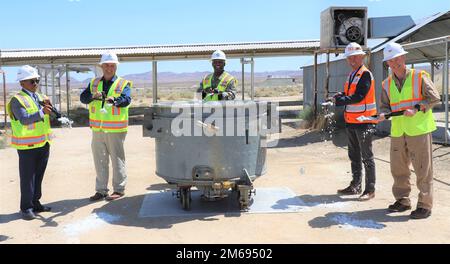 (CHINA LAKE) – partecipanti ai progetti di costruzione militare del sedicesimo, diciassettesimo e diciottesimo programma di recupero del terremoto di MILCON da 2,7B dollari per il propellente Cast Mix Building, Warhead Casing Operations Facility e Motor Assembly Compound sulla Naval Air Weapons Station China Lake il 20 aprile, (L-R, Città di Ridgecrest Vice Sindaco Solomon Rajaratnam, NAWCWD Executive Director Daniel Carreno, OICC China Lake Commanding Officer Capt. Laurie Scott, Whiting-Turner Senior Vice President Steve Likins e NAWS China Lake Commanding Officer Capt. Jeremy Vaugh Foto Stock