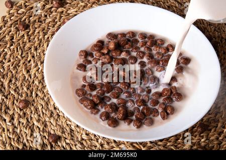 foto palle veloci per la colazione versate con latte Foto Stock