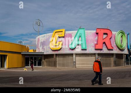 B & B Carousel, una giostra storica al parco divertimenti di Coney Island, Brooklyn, New York City, USA Foto Stock