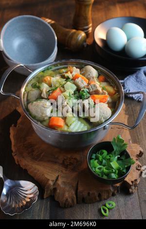 zuppa di polpette con pezzi di carne e verdure Foto Stock