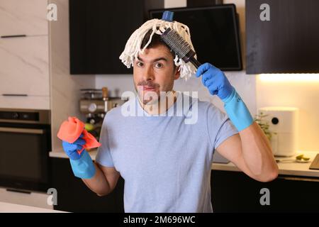 Uomo divertente che pettina i capelli della mop Foto Stock