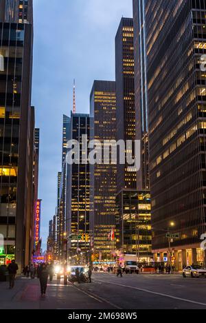 Grattacieli illuminati 6th Avenue, Midtown Manhattan, New York City, USA Foto Stock