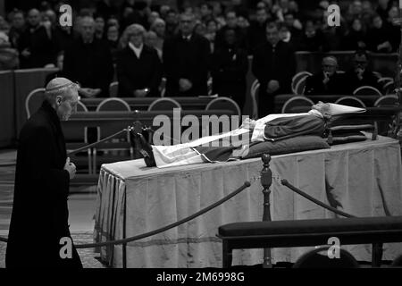 Stato della Città del Vaticano, Vatikanstadt. 02nd Jan, 2023. Monsignor Georg Gaenswein. Il corpo del compianto Papa emerito Benedetto XVI si è presentato in stato all'interno di San Basilica di Pietro in Vaticano, lunedì 2 gennaio 2023. Credit: dpa/Alamy Live News Foto Stock