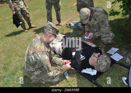 Patrick Campbell (destra) e il capitano Timothy binkley (sinistra) triage e trattare Adam Haussman prima di evacuarlo medicalmente durante l'esperienza di residenza della medicina della famiglia (FMRx), aprile 21. Foto Stock