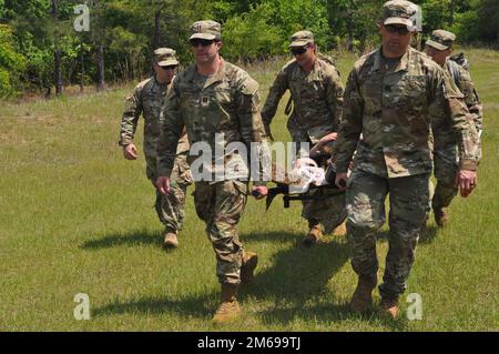 Martin Army Community Hospital Capts. Kevin Hudson (davanti a sinistra), Patrick Campbell e Timothy Binkley, insieme a Airborne e Ranger Training Brigade (ARTB) Capt. Aaron Spera (davanti a destra) portano Adam Haussman prima di evacuarlo medicalmente durante la Family Medicine Residency Experience (FMRx), aprile 21. Foto Stock