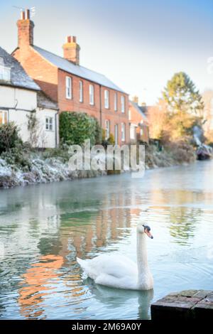 Il Kennet & Avon Canal a Hungerford nel Berkshire, Regno Unito. Foto Stock