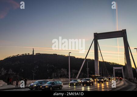 Ponte Elisabetta e collina Gellert, Budapest, Ungheria Foto Stock