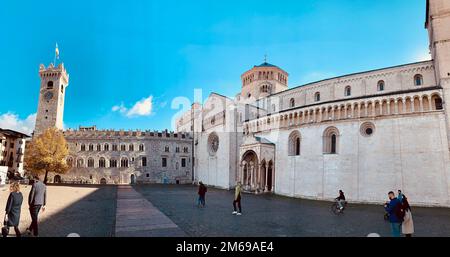 Trento, Italia - 24th 2020 ottobre: Vista sulla piazza di Trento in una giornata di sole. Foto Stock