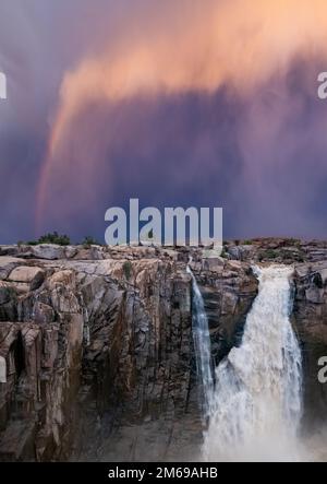 Arcobaleno e nuvole tempesta sulle cascate di Augrabies. Augrabies Falls National Park, Sudafrica. Foto Stock