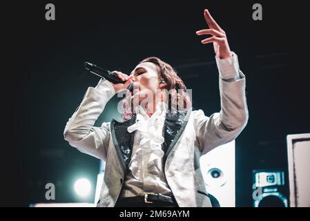 TEATRO CONCORDIA, VENARIA, ITALIA: Damiano David, cantante della rock band italiana Maneskin, che si esibisce dal vivo sul palco per il tour 'ballo della vita' Foto Stock