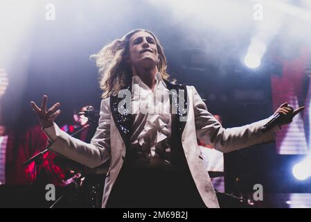 TEATRO CONCORDIA, VENARIA, ITALIA: Damiano David, cantante della rock band italiana Maneskin, che si esibisce dal vivo sul palco per il tour 'ballo della vita' Foto Stock