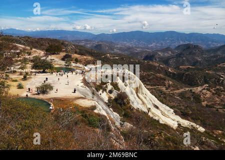 30 dicembre 2022 a Oaxaca, Messico: I turisti godono le cascate pietrificate di Hierve el Agua, formatesi migliaia di anni fa dal deflusso di acqua ad alto contenuto minerale. Situato nella città di San Isidro Roaguía. Il 30 dicembre 2022 a Oaxaca, Messico. (Foto di Carlos Santiago/ Eyepix Group/Sipa USA) Foto Stock