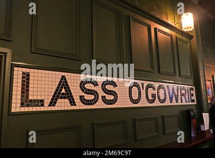 Lass o'Gowie pub, 36 Charles St, Manchester, Inghilterra, Regno Unito, M1 7DB - nome in tessere mosaico Foto Stock