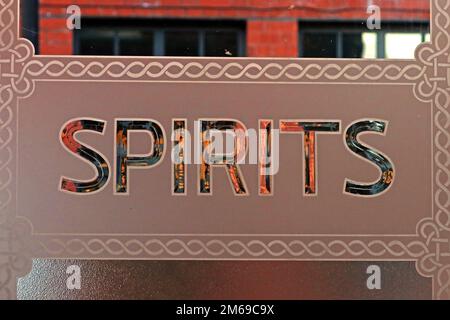 Inciso tradizionale vittoriano pub finestra, Spirits, al Lass o Gowrie, 36 Charles Street, Manchester, Inghilterra, Regno Unito, M1 7DB Foto Stock