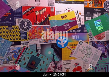 Un mix di etichette di birra artigianale del Regno Unito, attaccate a un muro, come carta da parati Foto Stock