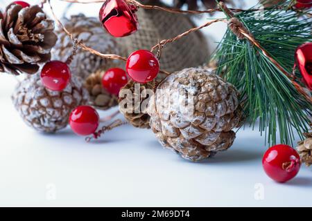 primo piano dei coni stagionali di pino abete baubles rosso e campana con spazio copia per natale e capodanno Foto Stock