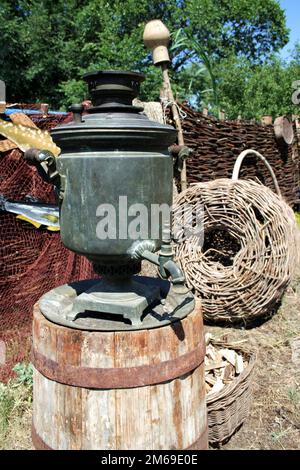 Vecchio samovar e utensil da Cossack villaggio 2 Foto Stock