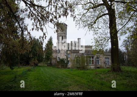 Il palazzo neogotico nel villaggio di Arcugowo, una casa padronale del 1815 fondata da Michał Roznowski. Polonia Foto Stock