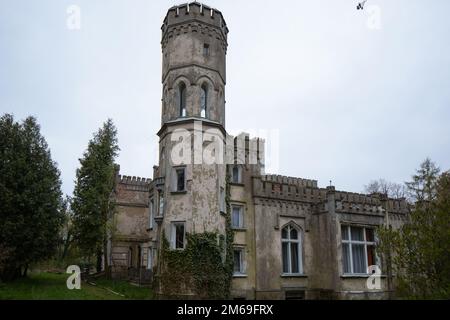 Il palazzo neogotico nel villaggio di Arcugowo, una casa padronale del 1815 fondata da Michał Roznowski. Polonia Foto Stock