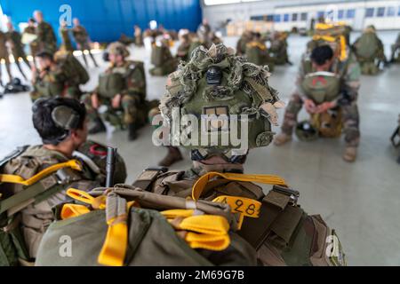 I paracadutisti francesi del 8th° Reggimento dei paracadutisti marini, 11th° Brigata paracadute e i paracadutisti belgi assegnati al 2nd° Battaglione del Commando, Regimento delle operazioni speciali, si preparano per un salto durante l'operazione Nemesis, sulla base aerea di Chièvres, Belgio, 20 aprile 2022. Operations Nemesis è stato un esercizio congiunto di più giorni tra le forze belghe e francesi, che si sono schierate dalla base aerea di Chièvres per eseguire missioni in più località del paese. Foto Stock