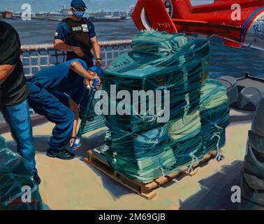 A bordo del Cutter JAMES, un ufficiale della polizia della Guardia Costiera avvolge un pallet di narcotici illegali a Port Everglades, Fl. Il contrabbando sequestrato ha un valore di strada di oltre $1 miliardi di dollari. La lotta contro il contrabbando e le droghe illegali nell'Oceano Pacifico orientale e nel Mar dei Caraibi richiede un'unità di sforzo - dall'individuazione, il monitoraggio e le interdizioni alle azioni penali - da parte di partner internazionali e statunitensi. US Coast Guard Art Program 2022 Collection, OB ID# 202205, 'wrapping it up', Kathleen Denis, acrilico, 16 x 20 Foto Stock