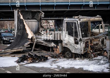 Berlino, Germania. 03rd Jan, 2023. Un camion bruciato si trova sul lato della strada a Berlino-Neukölln. Credit: Fabian Sommer/dpa/Alamy Live News Foto Stock