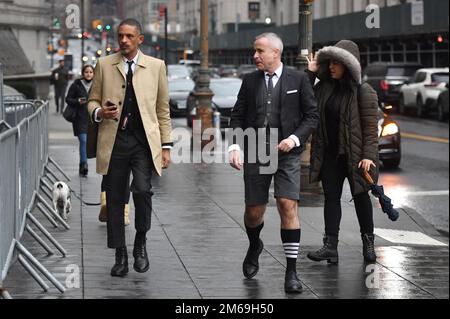 New York, Stati Uniti. 03rd Jan, 2023. Il designer Tom Brown (c) arriva al tribunale distrettuale statunitense di Manhattan a New York, NY, 3 gennaio 2023. Adidas accusa Brown di utilizzare un design a quattro strisce che è simile al design a tre strisce firma Adidas. (Foto di Anthony Behar/Sipa USA) Credit: Sipa USA/Alamy Live News Foto Stock