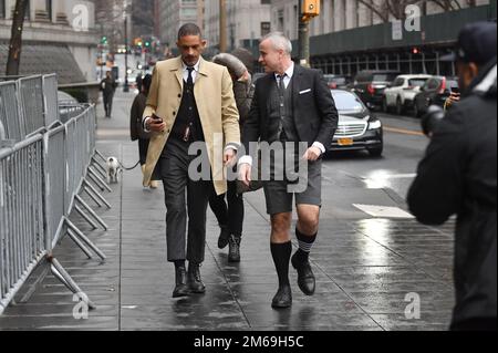 New York, Stati Uniti. 03rd Jan, 2023. Il designer Tom Brown (r) arriva al tribunale distrettuale statunitense di Manhattan a New York, NY, 3 gennaio 2023. Adidas accusa Brown di utilizzare un design a quattro strisce che è simile al design a tre strisce firma Adidas. (Foto di Anthony Behar/Sipa USA) Credit: Sipa USA/Alamy Live News Foto Stock