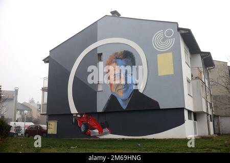 Foto scattata il 3 gennaio 2023. Mostra un gigantesco murale del sette volte campione di Formula 1 Michael Schumacher su un lato di un edificio a Sarajevo, Bosnia-Erzegovina. Foto: Armin Durgut/PIXSELL Foto Stock