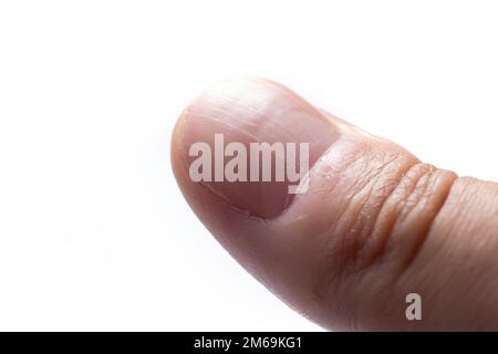 Mano con chiodi di copertura longitudinali isolati su sfondo bianco. Foto Stock