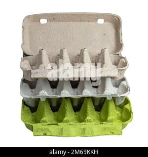 Impilare l'imballaggio di cartone per uova isolato su bianco. Foto Stock
