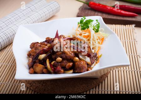Il pollo Kung Pao, anche trascrivibile Gong Bao o Kung po, è un piatto cinese speziato e fritto fatto con cubetti di pollo, arachidi, verdure e peperoncino Foto Stock