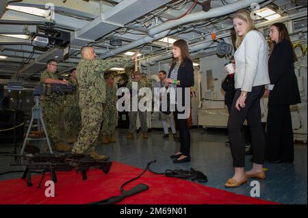 PERTH, Australia (20 aprile 2022) il maggiore Capo Gunner's Mate Celestino Martinez, assegnato alla gara sottomarina di Emory S. Terra USS Frank Cable (COME 40), spiega le capacità di arma della nave a illustri visitatori locali durante un tour della nave alla base navale di HMAS Stirling, il 20 aprile 2022. Frank Cable è in pattuglia che conduce la manutenzione e la logistica di spedizione a sostegno della sicurezza nazionale nella zona di funzionamento della flotta degli Stati Uniti 7th. Foto Stock