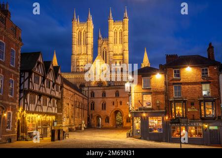 Lincoln Cathedral night or Lincoln Minster West Front Exchequer gate Lincoln Lincolnshire England UK GB Europe Foto Stock
