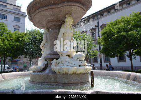 Vista panoramica della bellissima fontana delle tre sirene in marmo bianco a Milano in una giornata di sole estate. Foto Stock