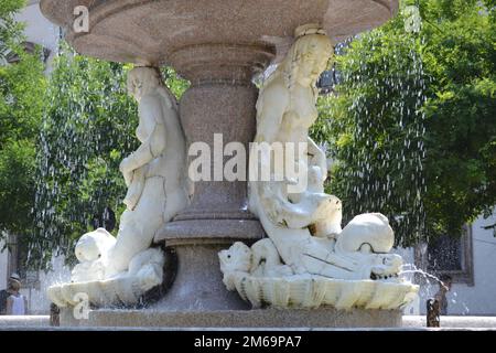 Vista ravvicinata della bellissima fontana delle tre sirene in marmo bianco a Milano in una giornata di sole estate. Particolare di due sirene in marmo. Foto Stock