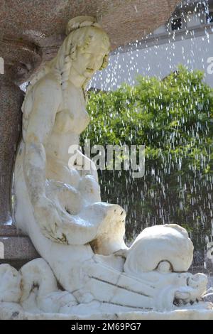 Vista ravvicinata della bellissima fontana delle tre sirene in marmo bianco a Milano in una giornata di sole estate. Dettaglio. Una sirena in marmo. Foto Stock