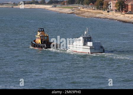 L'ex-Royal Navy pattuglia SCIMITAR barca a capo di Hythe Marina trainata dal rimorchiatore WYEPUSH Foto Stock