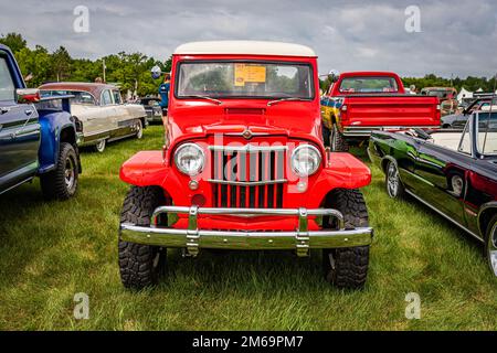 Iola, WI - 07 luglio 2022: Vista frontale in prospettiva alta di un autocarro con servizio di prelievo in jeep Willys 1962 in una fiera automobilistica locale. Foto Stock