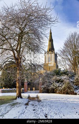 Bedfordshire, Inghilterra, Regno Unito - ingresso alla chiesa di San Pietro a St Peter's Close, villaggio di Sharnbrook dopo la neve invernale Foto Stock