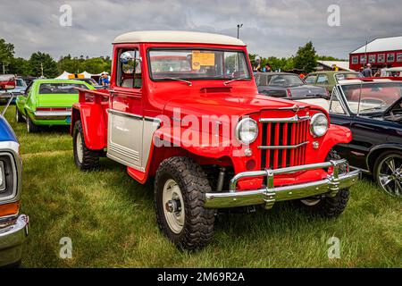 Iola, WI - 07 luglio 2022: Vista dall'alto dell'angolo anteriore di un camion da 1962 Willys Jeep Pickup ad una fiera di automobili locale. Foto Stock