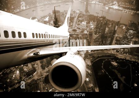 L'aereo decollare dalla città notte. Foto Stock