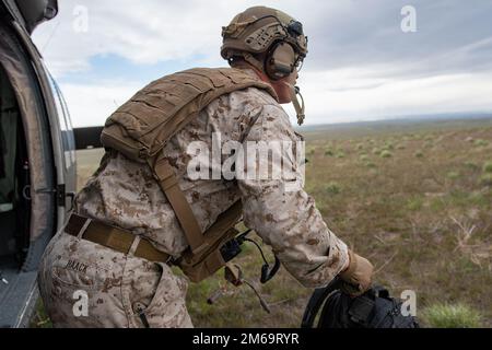 Joint Terminal Attack Controller e Fantry Marines assegnati al Battaglione 1st, 7th Marine Regiment, 1st Marine Division addestrato durante l'esercizio Garnet Rattler presso il principale Orchard Combat Training Center dell'Idaho e il Saylor Creek Ranges 11-29 aprile 2022. L'esercitazione è una missione congiunta fra i marines degli Stati Uniti, i soldati della Guardia Nazionale dell'esercito dell'Idaho, i 124th guardsmen dell'ala del combattimento e i 366th Airmen dell'ala del combattimento dalla base aerea domestica della montagna per addestrare e qualificare i JTAC marini per essere più efficienti e letali in un ambiente di addestramento realistico. Le gamme dell'Idaho supportano questo ambiente realistico. O Foto Stock