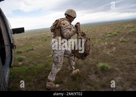 Joint Terminal Attack Controller e Fantry Marines assegnati al Battaglione 1st, 7th Marine Regiment, 1st Marine Division addestrato durante l'esercizio Garnet Rattler presso il principale Orchard Combat Training Center dell'Idaho e il Saylor Creek Ranges 11-29 aprile 2022. L'esercitazione è una missione congiunta fra i marines degli Stati Uniti, i soldati della Guardia Nazionale dell'esercito dell'Idaho, i 124th guardsmen dell'ala del combattimento e i 366th Airmen dell'ala del combattimento dalla base aerea domestica della montagna per addestrare e qualificare i JTAC marini per essere più efficienti e letali in un ambiente di addestramento realistico. Le gamme dell'Idaho supportano questo ambiente realistico. O Foto Stock