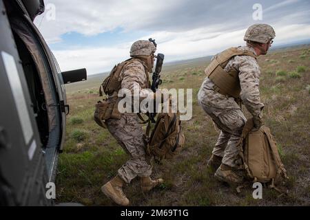 Joint Terminal Attack Controller e Fantry Marines assegnati al Battaglione 1st, 7th Marine Regiment, 1st Marine Division addestrato durante l'esercizio Garnet Rattler presso il principale Orchard Combat Training Center dell'Idaho e il Saylor Creek Ranges 11-29 aprile 2022. L'esercitazione è una missione congiunta fra i marines degli Stati Uniti, i soldati della Guardia Nazionale dell'esercito dell'Idaho, i 124th guardsmen dell'ala del combattimento e i 366th Airmen dell'ala del combattimento dalla base aerea domestica della montagna per addestrare e qualificare i JTAC marini per essere più efficienti e letali in un ambiente di addestramento realistico. Le gamme dell'Idaho supportano questo ambiente realistico. O Foto Stock